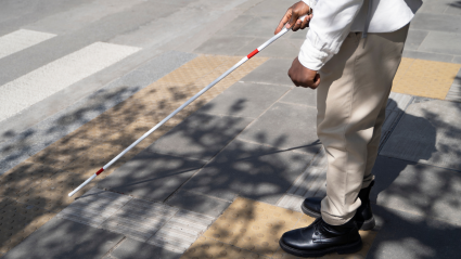 Hombre fingió ser ciego durante 50 años en Italia y recibió más de 200.000 euros del gobierno