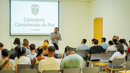 Camilo Pineda en la primera mesa de trabajo con jóvenes, mujeres y líderes de DDHH de Barranquilla y área metropolitana.