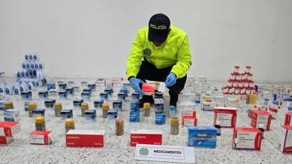 Fotografía de reseña de los medicamentos incautados.