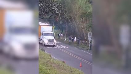 Imágenes posteriores a la explosión de un carrobomba en la vía Panamericana, en Cauca.