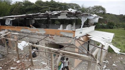  Un atentado con explosivos contra un cuartel de Policía colombiana dejó varias personas heridas y viviendas destruidas