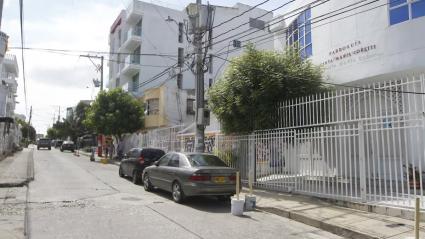 El hombre quedó gravemente herido y fue auxiliado por personas que se encontraban en el lugar.