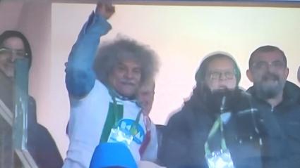 Carlos Valderrama celebrando uno de los goles de su yerno, Daniel Moreno. ‘El Pibe’ se puso la camiseta del Amed SFK.