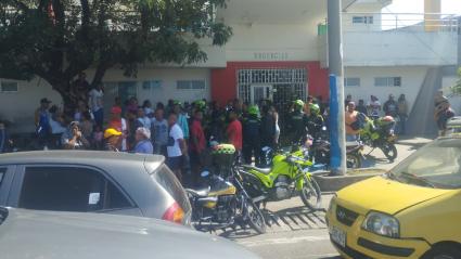 Policías en centro asistencial del Suroccidente de Barranquilla.