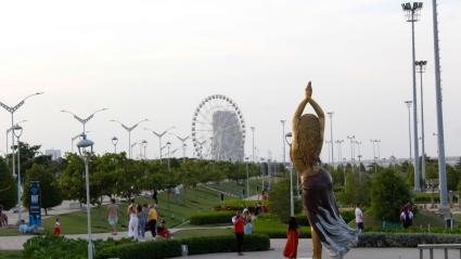 La Luna del Río se ha convertido en el mayor atractivo del Gran Malecón. Desde la estatua de Shakira se observa imponente.