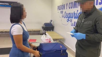 Momento en que la mujer es capturada por el delito de tráfico, fabricación y porte de sustancias estupefacientes.