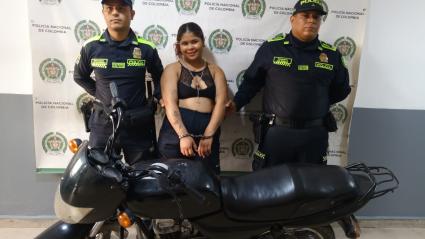 La patrulla encontró a la mujer oculta entre la maleza, en posesión de dos armas de fuego de fabricación industrial.