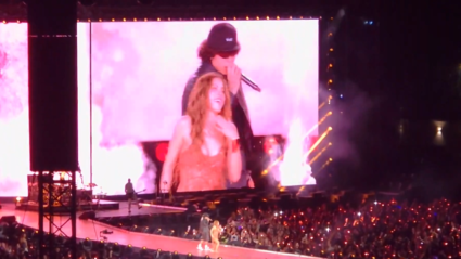 Shakira y Beéle cantando ‘Hips Don’t Lie’ en México