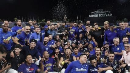 El festejo de Navegantes de Magallanes tras derrotar a Caimanes y coronarse campeones de la Serie Las Américas.