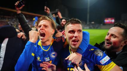 Los jugadores de Bosnia y Herzegovina celebrando la victoria sobre Italia y la clasificación al Mundial de 2026.