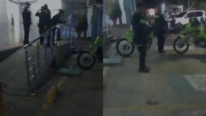 Policías afuera del centro de salud a donde fue trasladado el hombre asesinado.