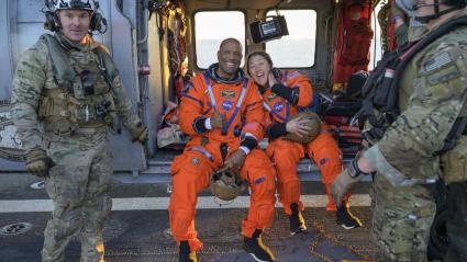 Victor Glover, piloto de Artemis II, y la la astronauta de la NASA Christina Koch.