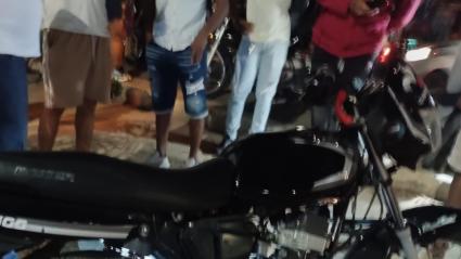 La víctima esperaba abordo de su motocicleta cuando fue atacado a disparos.