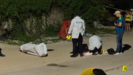 Momentos en que los agentes de la Policía realizan la inspección del cadáver de alias Corozo