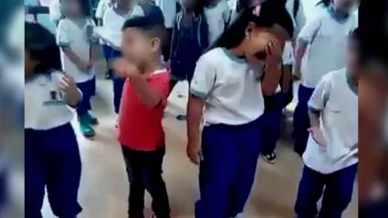 Los niños cantan a todo pulmón la canción ‘Maldita Traición’