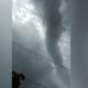 El mini tornado se observó este viernes en simultáneo con las fuertes lluvias del día. 