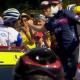 Momento en que se produce el bofetón accidental del auxiliar del Trek para Pinot.  Bofetada accidental para Thibaut Pinot en la octava etapa del Tour.