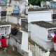 Momento en el que el niño se encuentra frente la tumba de su mamá.