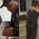 Policías le curaron los pies al desaparecido, quien luego tuvo un emotivo reencuentro con su familia. 