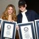 Shakira y Bizarrap recibiendo sus cuatro récords Guinnes antes de su presentación en vivo. 