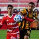 Michael Ortega peleando un balón con Rodrigo Aliendro.