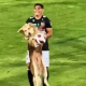 Perro se coló a la cancha