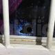 Aspecto del agujero que dejó en la ventana el paso de uno de los proyectiles de arma de fuego