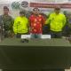 El hombre capturado junto a oficiales de la Policía Metropolitana de Barranquilla