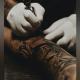 Imagen de referencia de un tatuaje al momento de ser impregnado en la piel de una persona