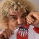 Carlos Alberto Valderrama besando la camiseta del Junior