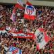 Hinchada del Junior de Barranquilla alienta en el estadio Metropolitano