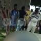 El hombre muerto y las personas que llegaron hasta el lugar del crimen