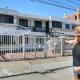 Turista visitando la antigua casa de Shakira en Barranquilla.