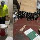 Un policía inspecciona el sitio donde se hallaron elementos para la elaboración del licor adulterado.