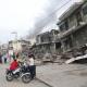 Residentes permanecen en la calle junto a varios bloques de viviendas dañados por los terremotos