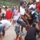 Momentos en que una de las víctimas era auxiliada por los moradores del sector.