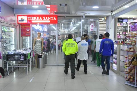 Momentos en los que las autoridades llegan a la sede en Valledupar.