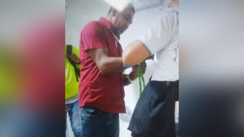 El sujeto detenido por las autoridades. 