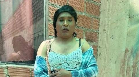 Hombre disfrazado de mujer en cárcel de Bolivia.