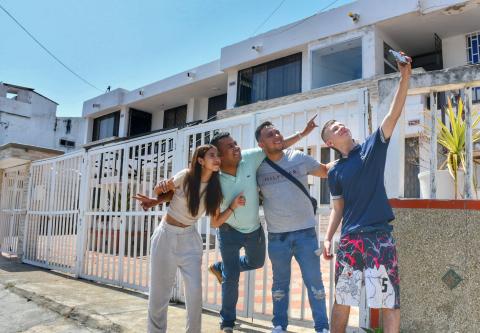 Turistas en la antigua casa de Shakira.