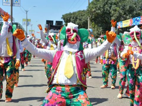 Desfile en la Batalla de Flores del Carnaval de Barranquilla 2025.