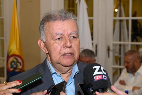 Luis Efrén Leyton, presidente de la Unión Colegiada del Notariado, expresándose.