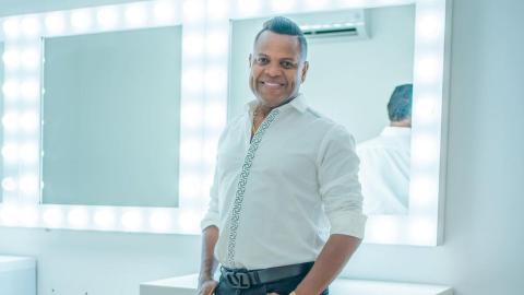 Omar Geles en un camerino.