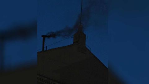 Primera fumata en el Vaticano.