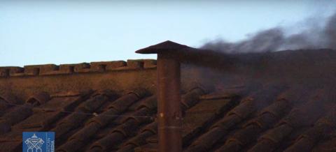 Primera fumata en el Vaticano.