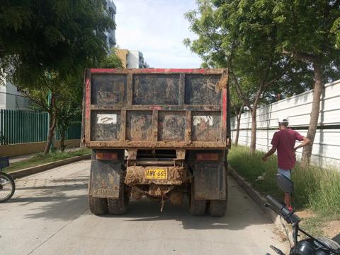 Volqueta que arrolló a motociclista en Caribe Verde.